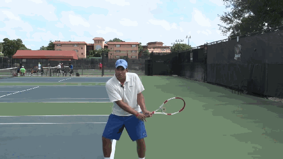 网球双反引拍典型错误——离屁股太近，怪不得你的反手无力！