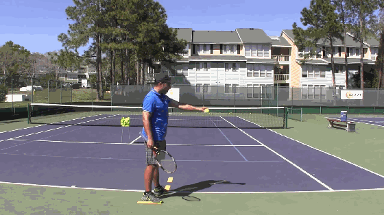 如何拥有稳定的网球发球抛球？一个简单的训练窍门来帮你