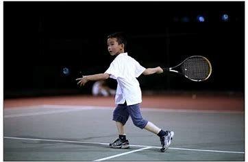 问答：让大人自叹不如的，八岁小朋友多角度标准网球挥拍动作