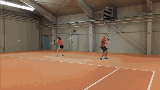 网球底线对拉时和同伴击掌有奇效？这训练方法确实不一般！