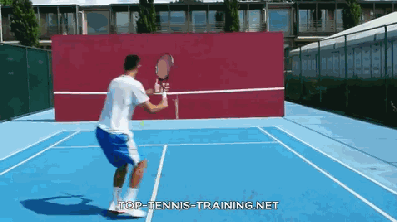 一把球拍一面墙，网球大佬就是这样练成的！