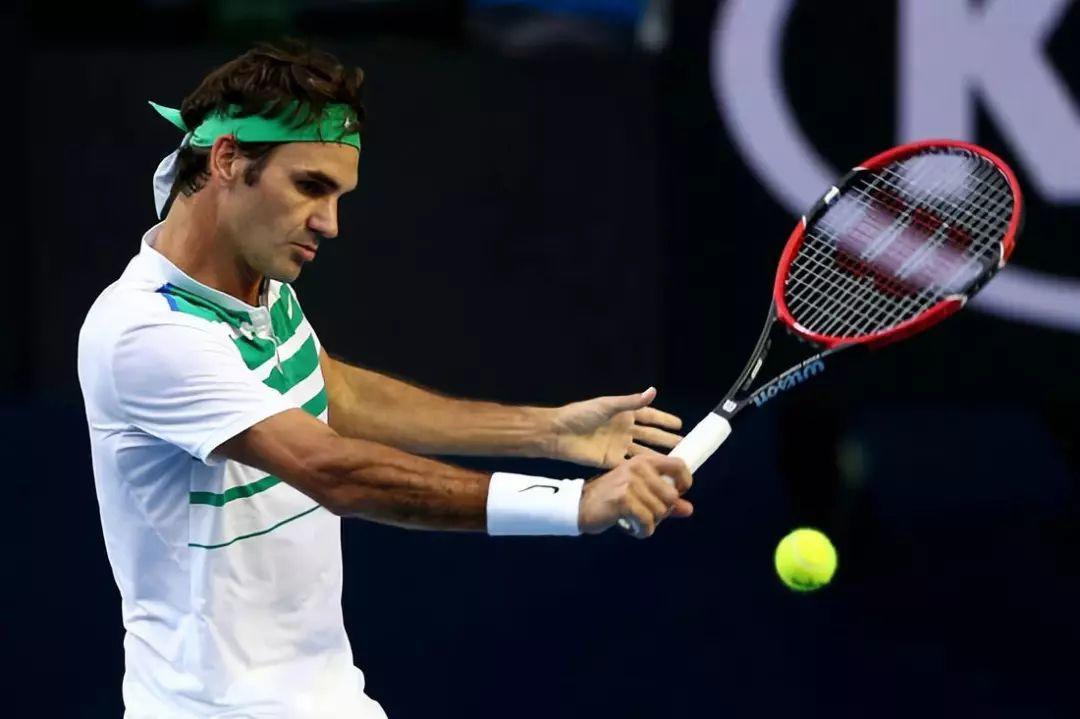 一个简单的抬肘动作，让你的网球反手截击远离下网！