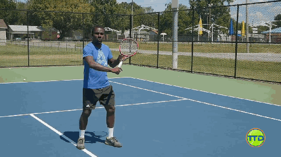 一个简单的抬肘动作，让你的网球反手截击远离下网！