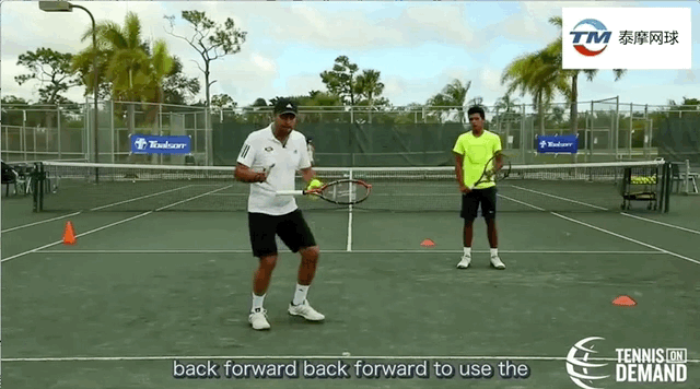 掌握网球小场击球的三个动作要领，退到底线才不虚！