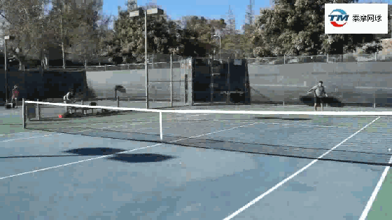 论网球选手如何以博尔特的速度追到小球，上演绝地反击！