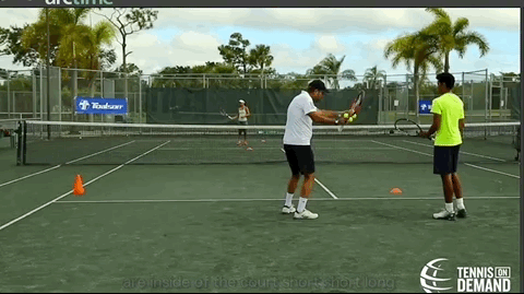 掌握网球小场击球的三个动作要领，退到底线才不虚！