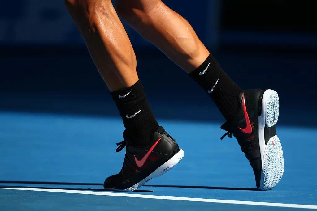 为啥像费德勒这样的网球职业选手，都爱穿两双袜子？