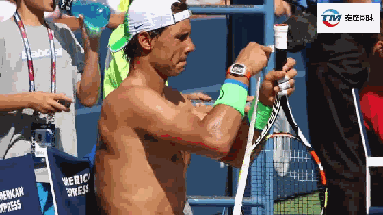 咳咳……裸身纳达尔教你怎么缠网球拍手胶！