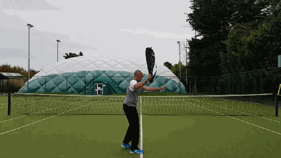 网球击球要拍头加速、放松鞭打，道理你都懂，关键是怎么练？