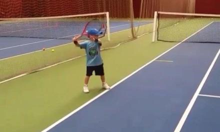 如何评价这位五岁小朋友的正手?比你标准吗?