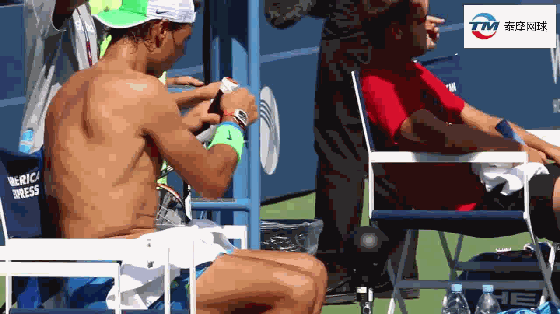 咳咳……裸身纳达尔教你怎么缠网球拍手胶！