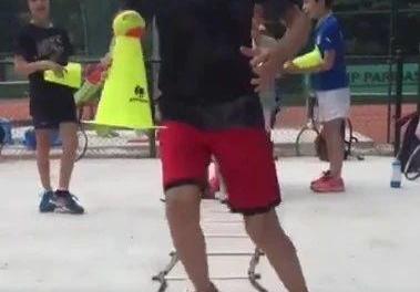 独创!网球移动中平衡保持训练
