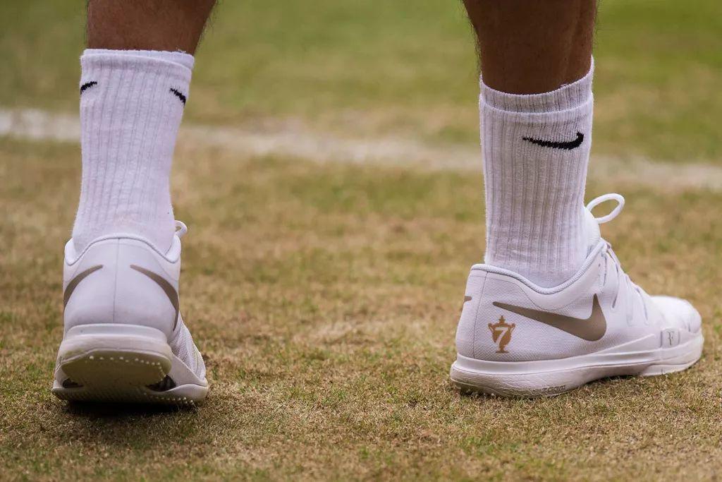 为啥像费德勒这样的网球职业选手，都爱穿两双袜子？