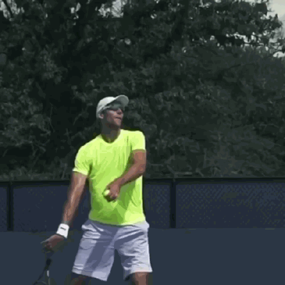 独特的网球抛球练习方法，有效避免弯曲手腕、手肘将球抛歪