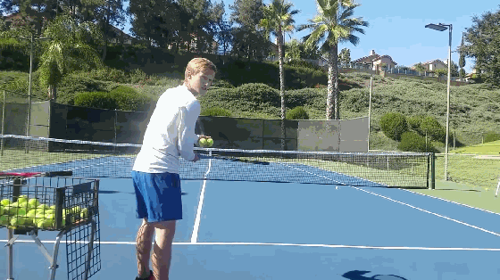 3个网球练习调整你和球的距离，“G”点击球是顺畅发力的关键！