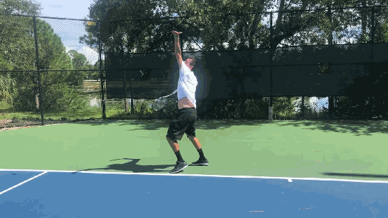 网球发球时非持拍手不仅要护胃还要后摆？这样发力更顺畅！