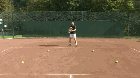 面对浅球时的两种最佳网球移动模式，让你更有力更准确的进攻
