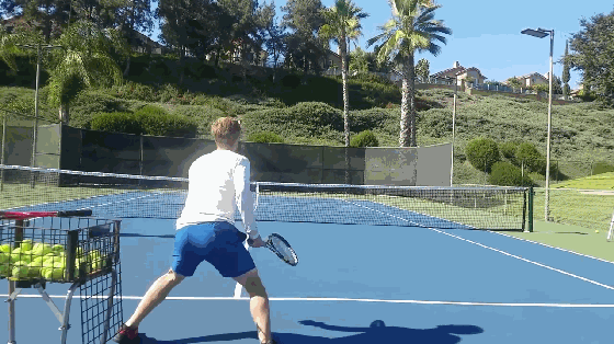 3个网球练习调整你和球的距离，“G”点击球是顺畅发力的关键！